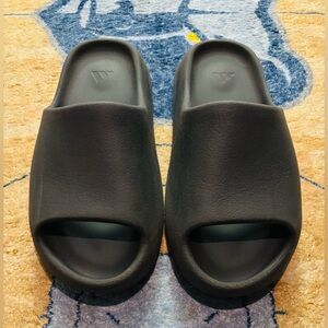 ✨YEEZY Slides in color Onyx✨